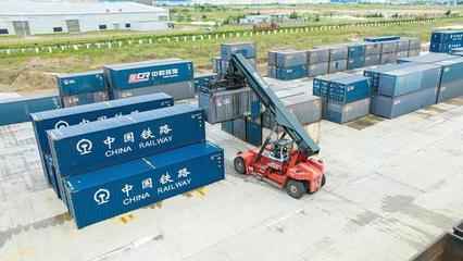 西部陸海新通道班列運輸貨物量增長超10%，工程機械租賃市場迎新機遇